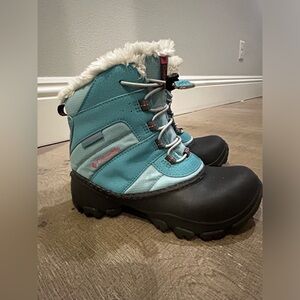 Girls Columbia Omni Heat Faux Fur Waterproof Boot.  Youth Size 3.  Worn 3 times